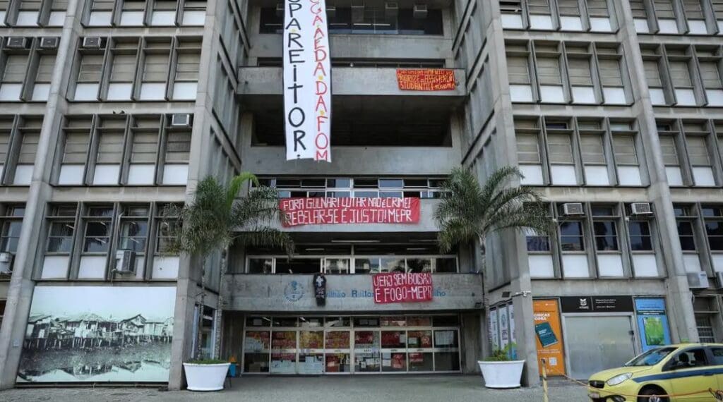 Uerj tenta retirar estudantes após fim do prazo para desocupação