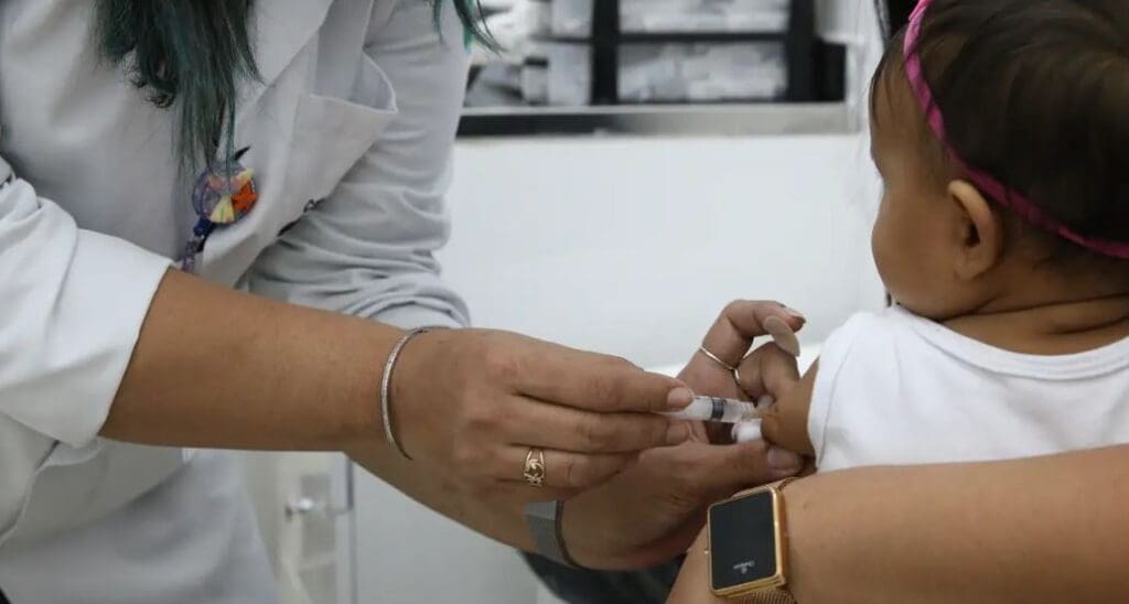 Vacinas: combate às fake news deve focar em quem tem dúvidas, diz Opas