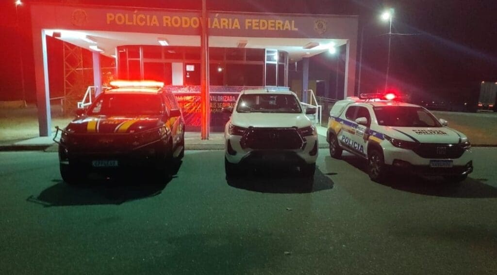 PRF e PM recuperam caminhonete furtada em ação conjunta na BR 381
