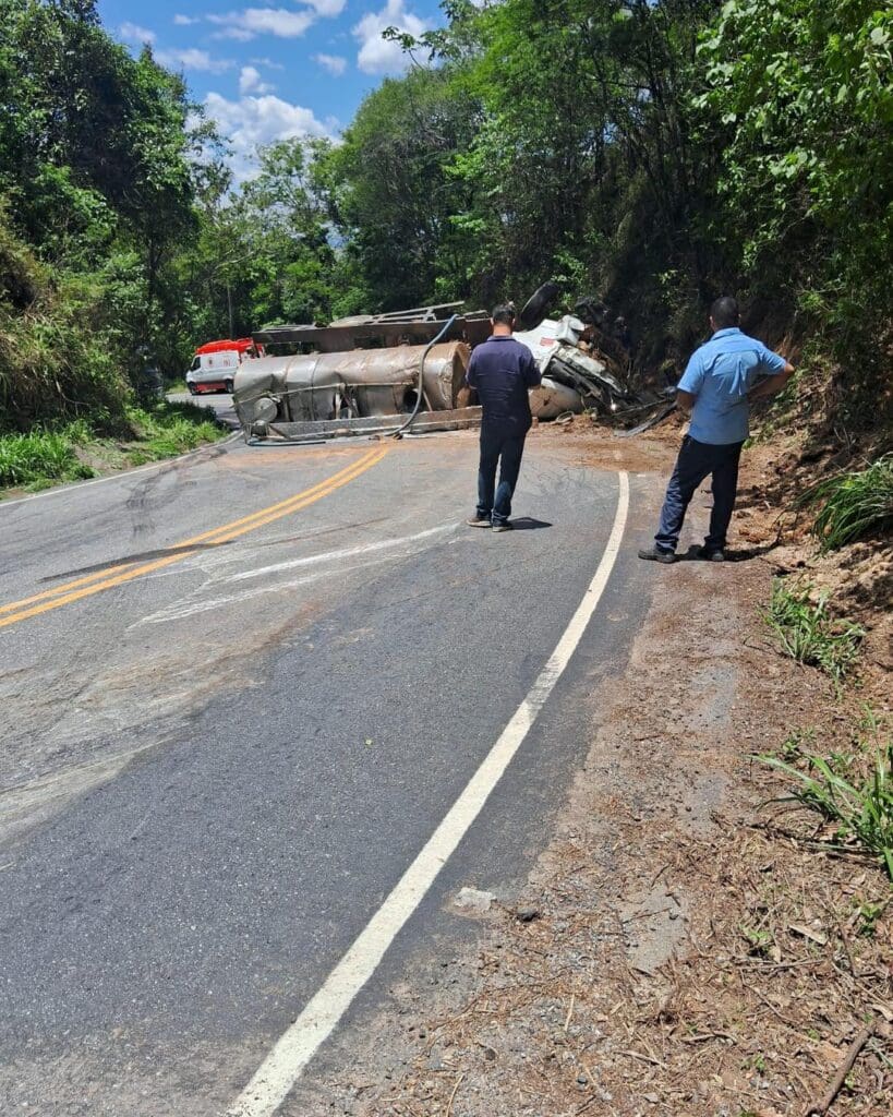 Acidente com caminhão interdita LMG-844 em Bom Repouso