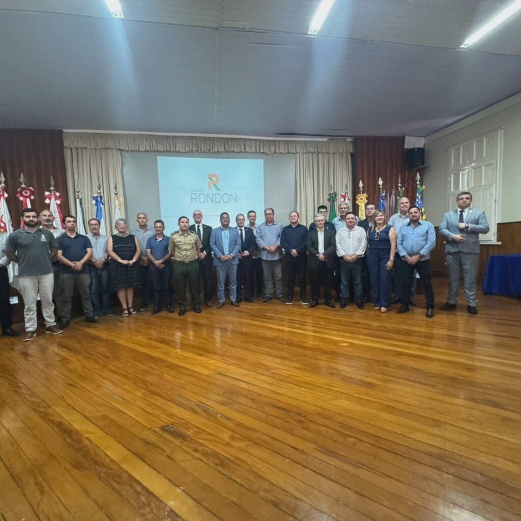 Munhoz firma parceria histórica com o governo federal e ministério da defesa