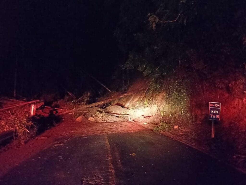 Itamonte: queda de barreira interdita BR-354 na Serra da Mantiqueira