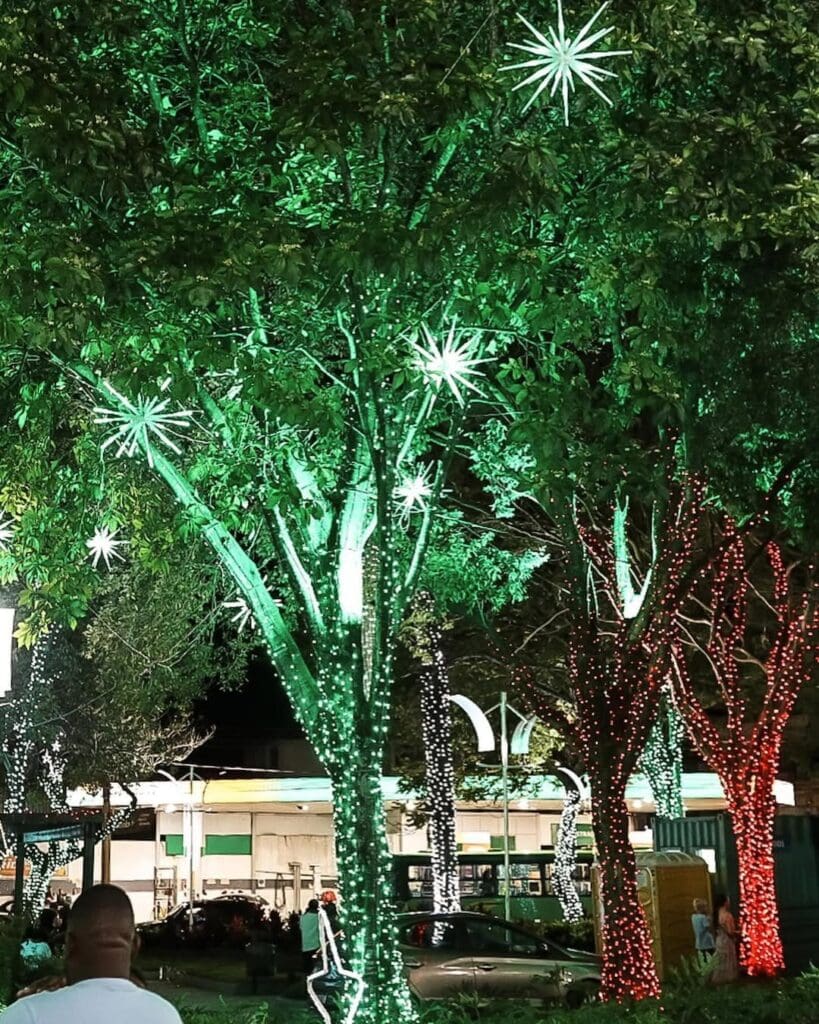 Inauguração das luzes de Natal traz magia à Praça Acrísio em Itabira