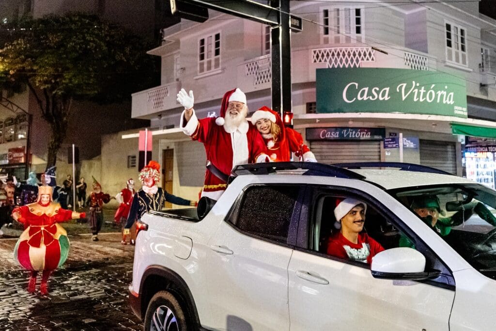 Parada Natalina em São Lourenço encanta público e espalha alegria pelas ruas da cidade