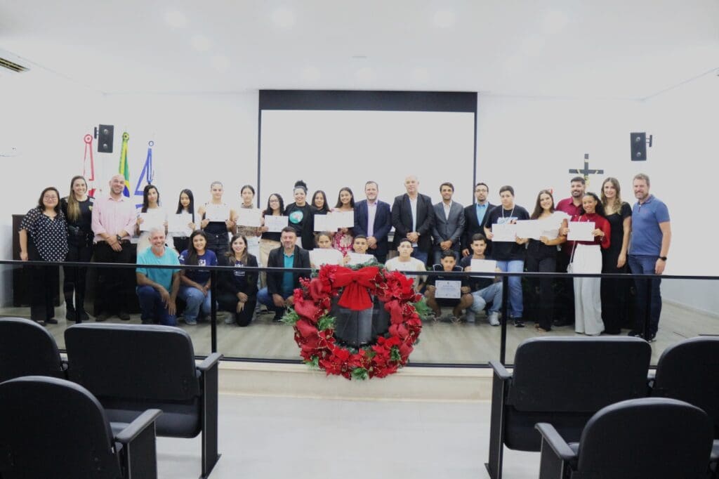 Câmara Municipal de Monte Sião entrega certificados aos participantes do Parlamento Jovem 2024