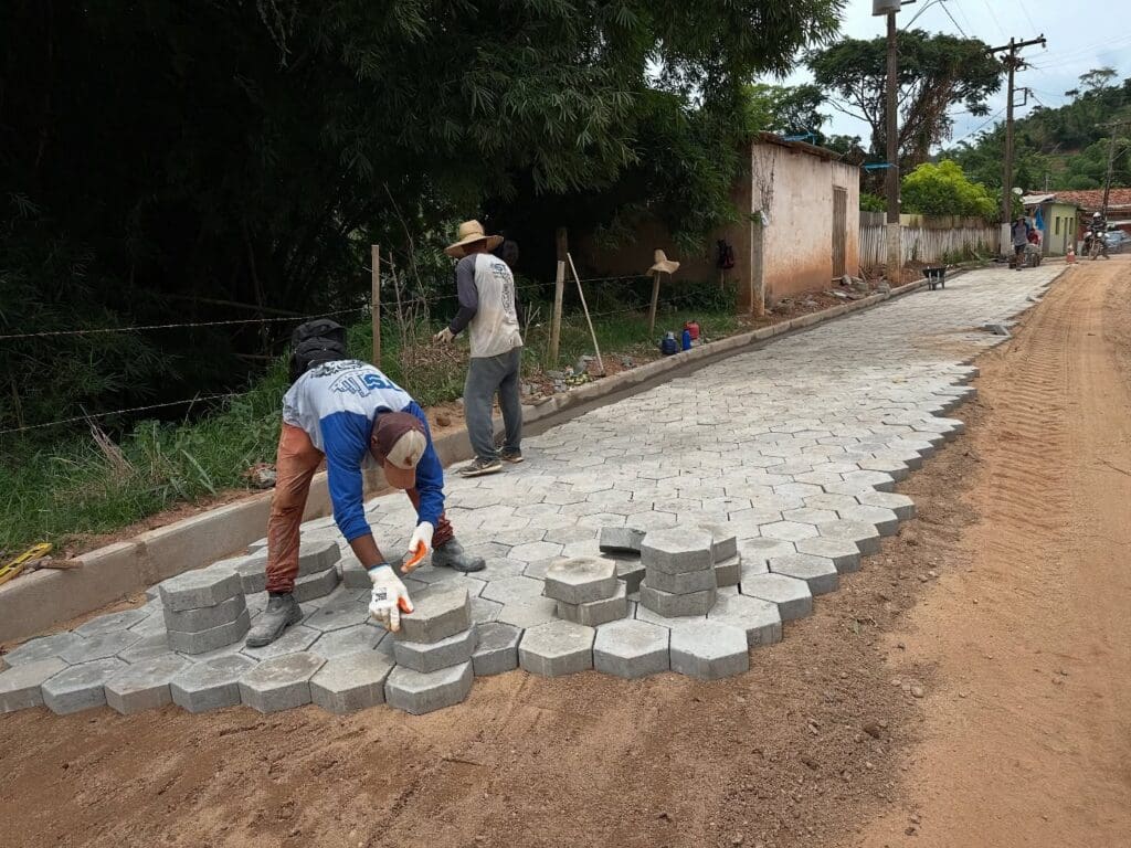 Amparo do Serra inicia obras de pavimentação e drenagem na Avenida Nossa Senhora da Conceição