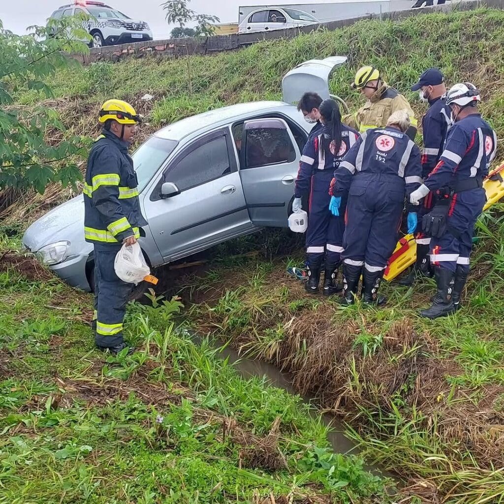 Em Guaxupé, acidente em rotatória deixa idosa ferida