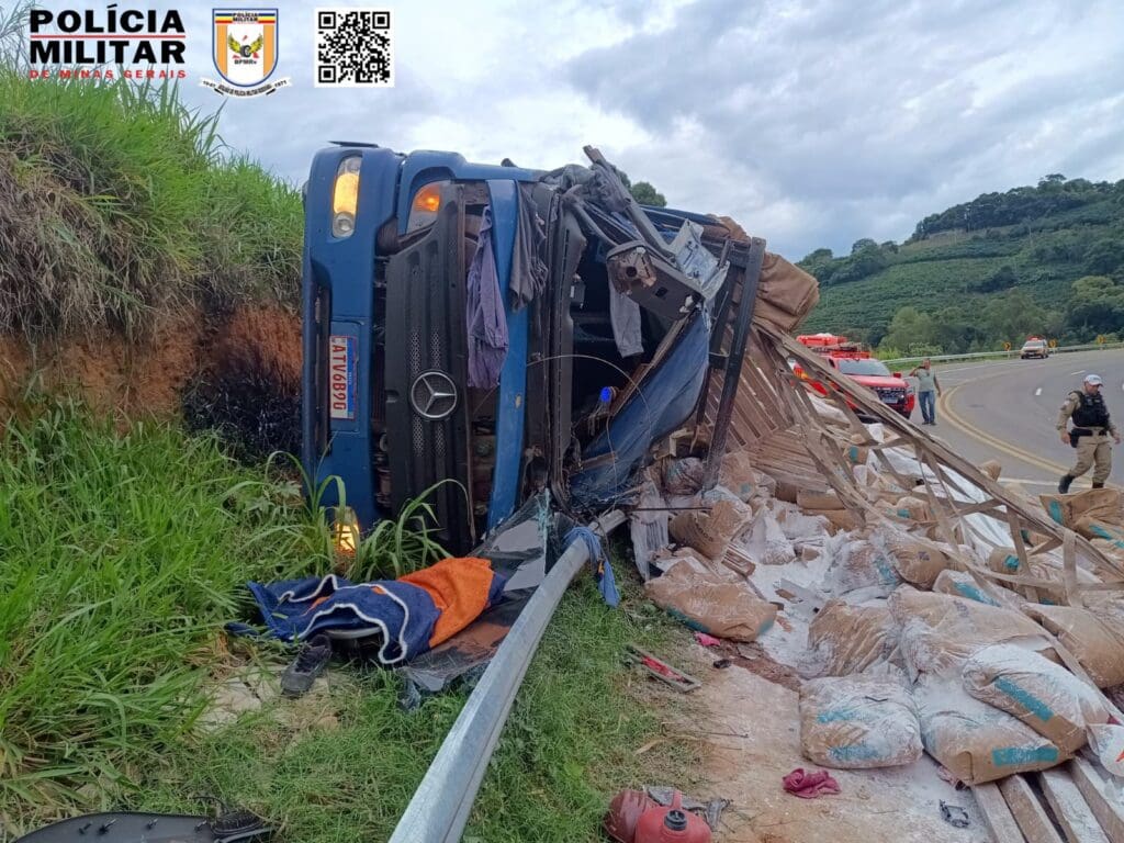 Caminhão tomba na BR-146 em Guaxupé, MG, após falha no freio
