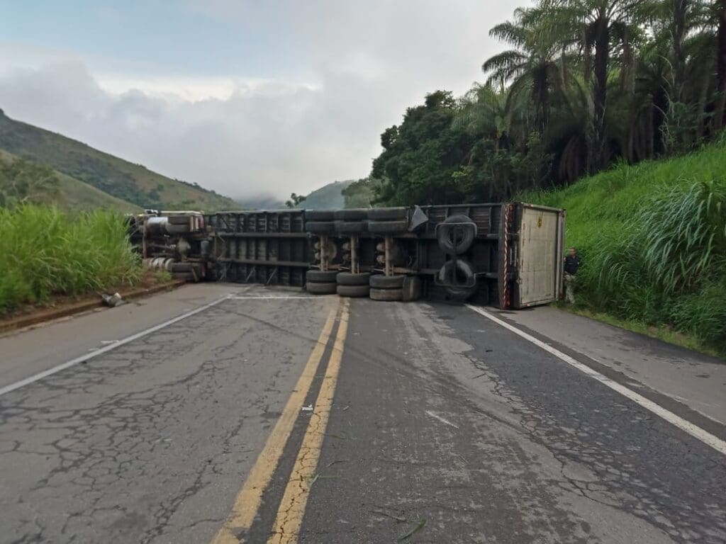 Acidente na BR-267: carreta tomba no KM 187 em Olaria, MG