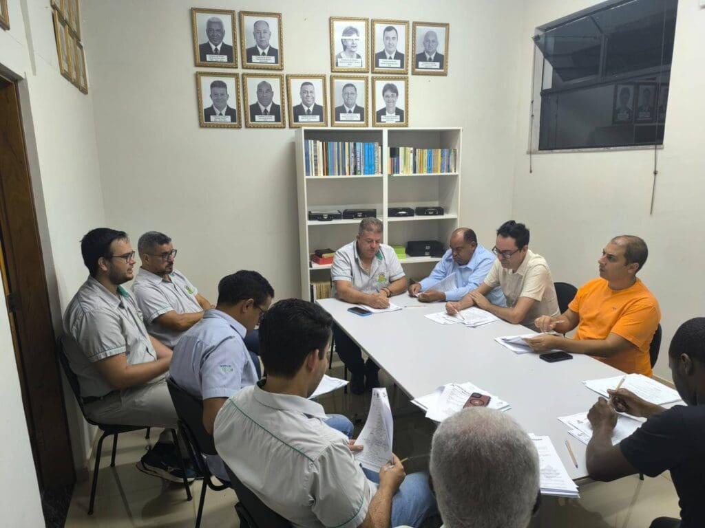 Vereadores de Serrania realizam reunião produtiva para planejamento do mandato 2025-2028