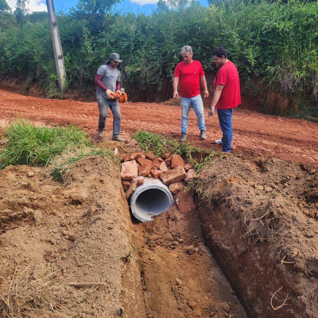 Vereador da Câmara Municipal de Camanducaia acompanha instalação de sistema de esgoto em Monte Verde