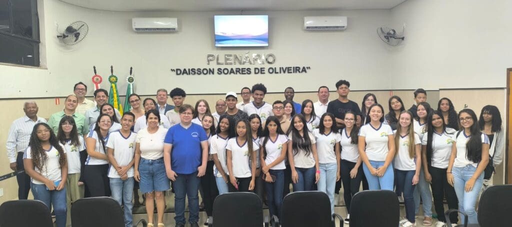 Câmara de Serrania recebe visita de alunos do projeto Cidadania na Escola