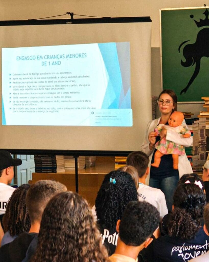Alunos da Escola José Gomes Filho recebem palestra sobre primeiros socorros em Albertina