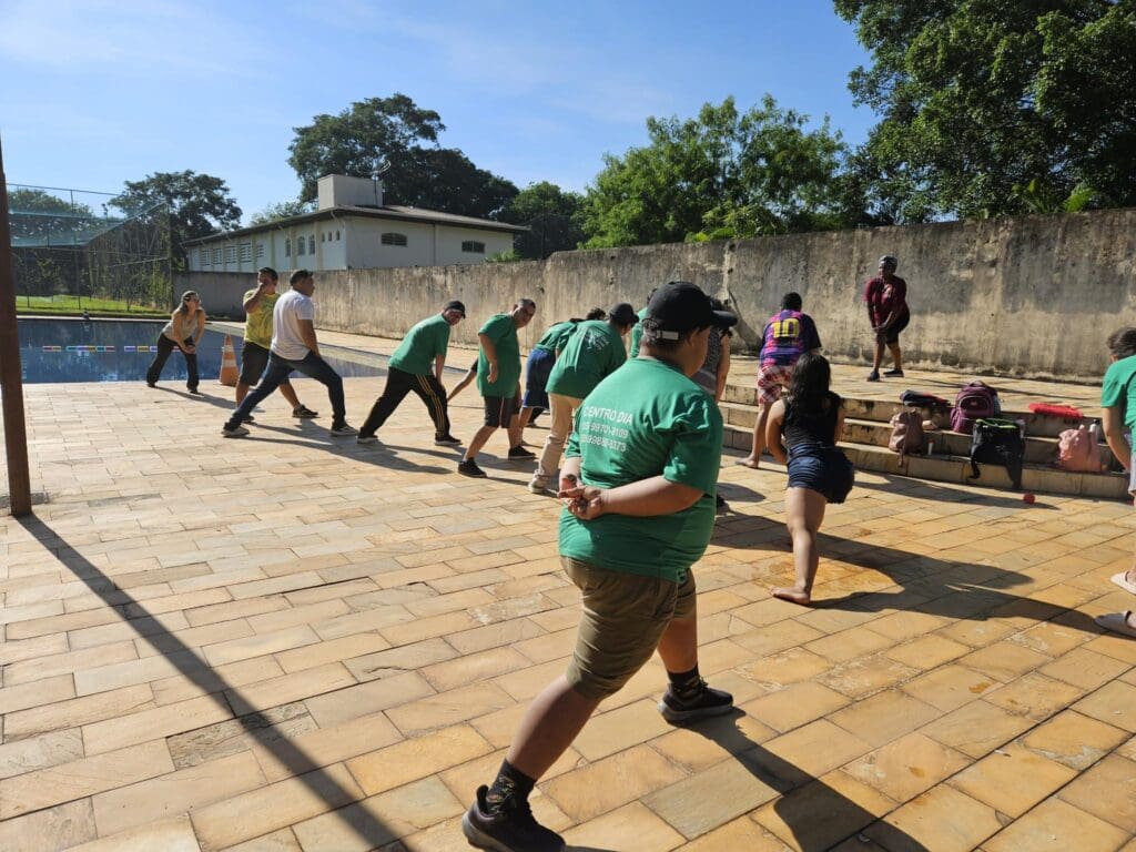 APAE de Jacutinga realiza ginástica e atividades físicas na piscina municipal