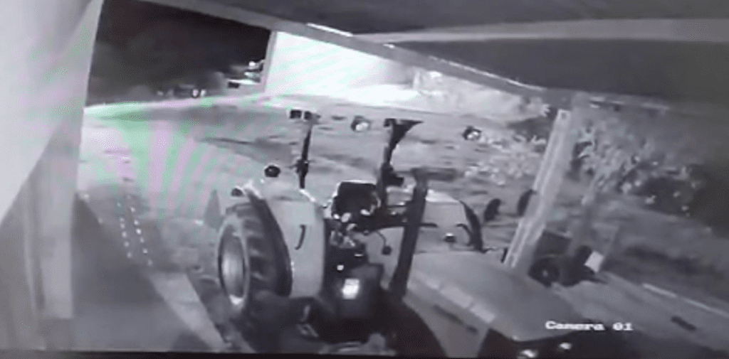 Trator aciona motor sozinho e derruba parede em Caxambu – MG (Assista o vídeo)