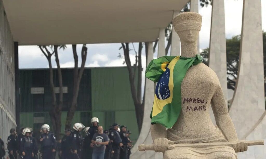 Ministro Alexandre de Moraes concede prisão domiciliar a mulher que pichou estátua no STF