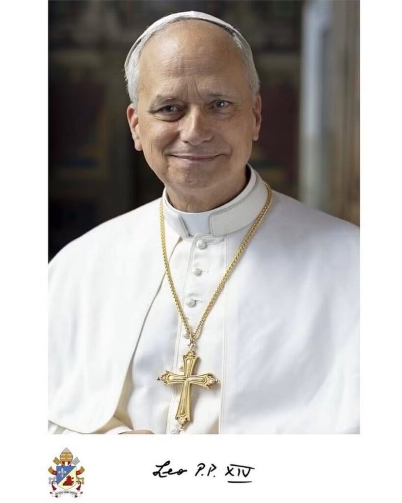 Vaticano divulga foto oficial do Papa Leão XIV