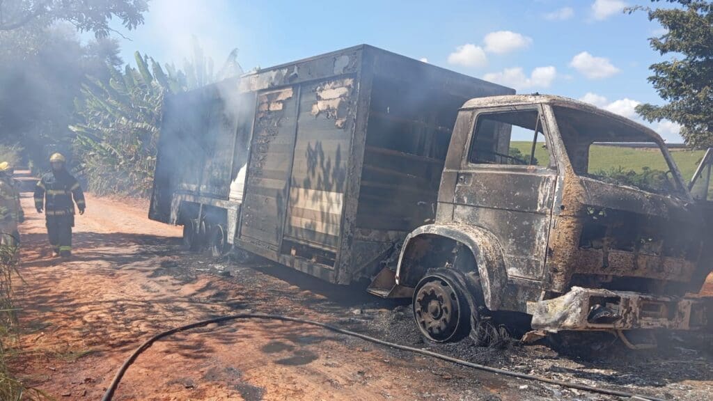 Caminhão da Coca-Cola é destruído por incêndio na zona rural de Três Pontas