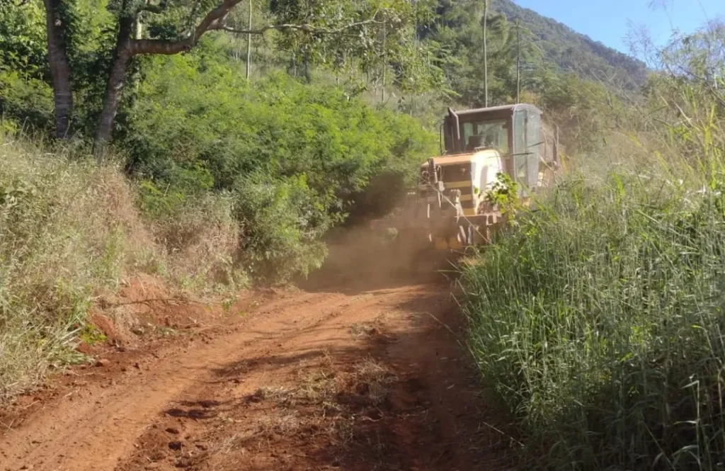 Caputira realiza melhorias nas estradas do Córrego Cachoeira para garantir segurança na safra