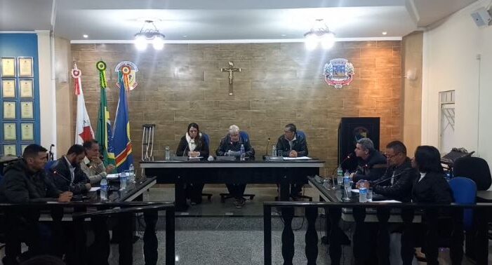 Câmara de Aiuruoca discute novos projetos e homenageia alunos em sessão ordinária