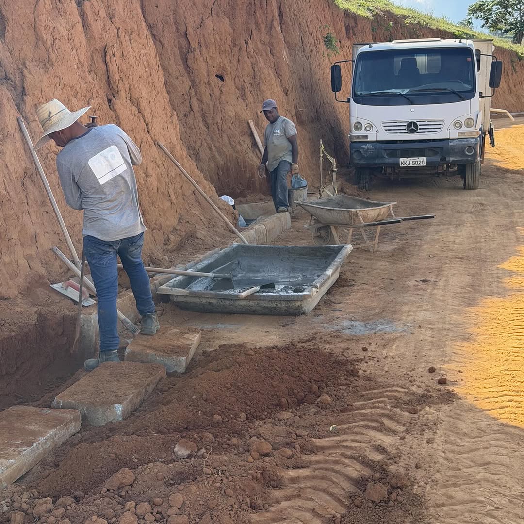 Santa Cruz do Escalvado: pavimentação em bloquete sextavado avança na Chacrinha