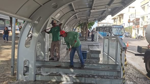 Varginha realiza limpeza do ponto de ônibus central