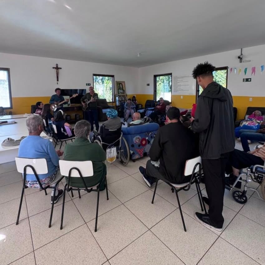 Seresta emociona moradores do Abrigo Tiradentes em celebração à pessoa idosa