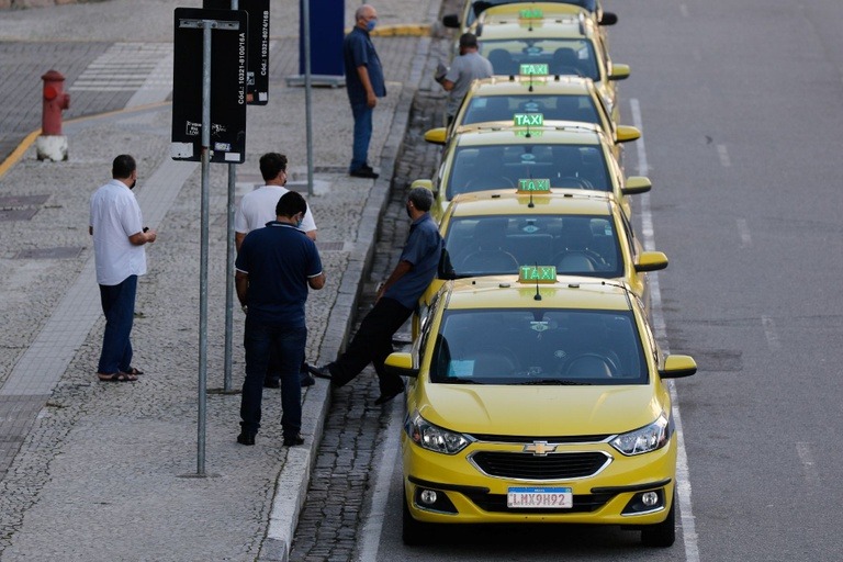 Motoristas de aplicativo e taxistas já podem solicitar financiamento para compra de carro novo pelo BNDES